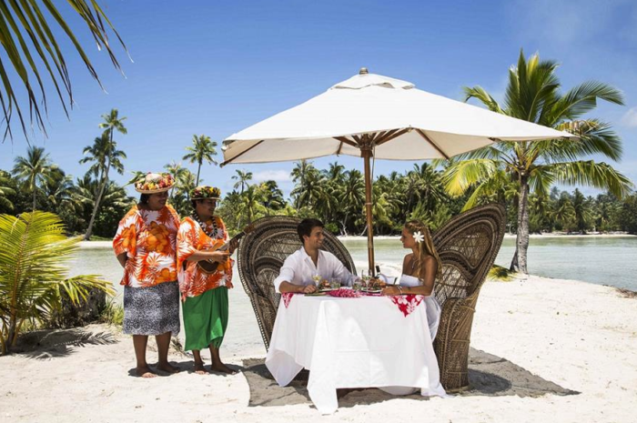 couple dining at resort in Tahiti